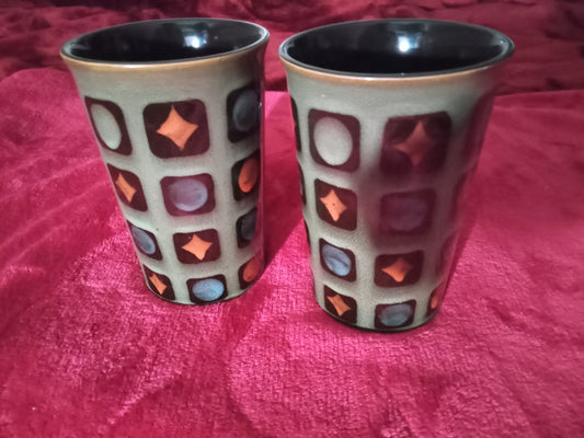 4 Gallery tabletop stoneware mugs